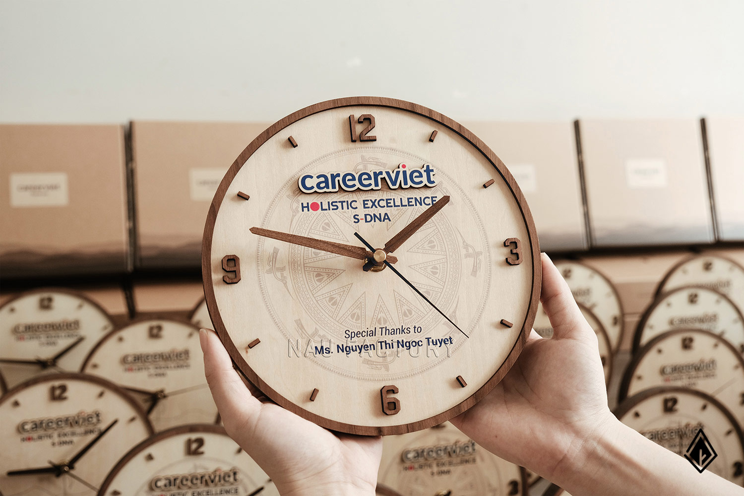 Gói trọn tri ân cùng CareerViet qua đồng hồ gỗ để bàn