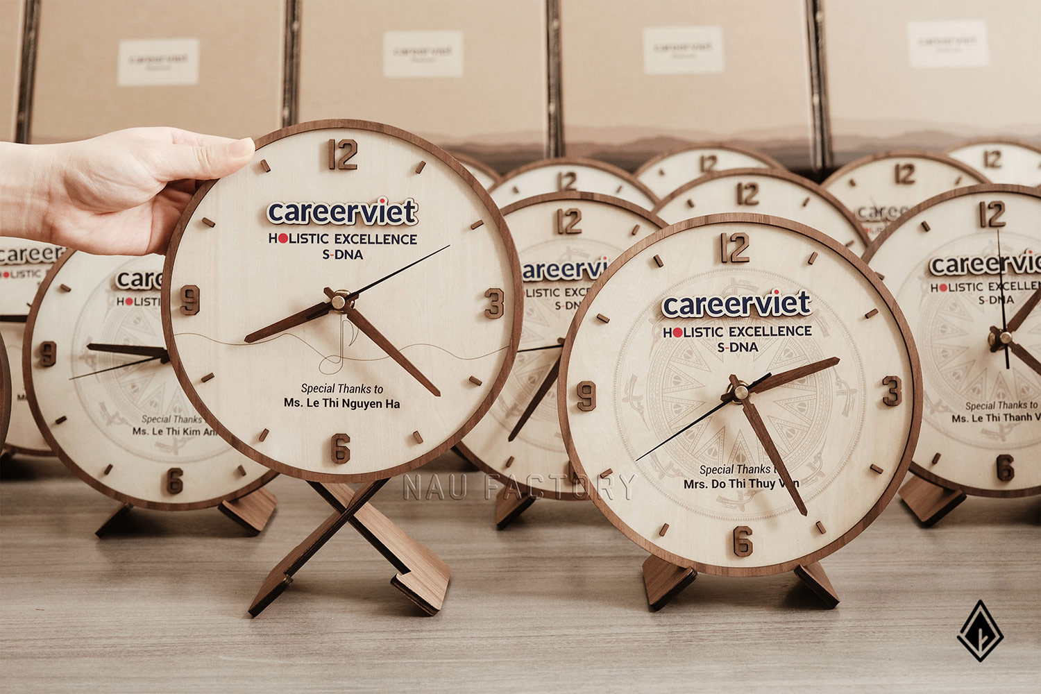 Gói trọn tri ân cùng CareerViet qua đồng hồ gỗ để bàn