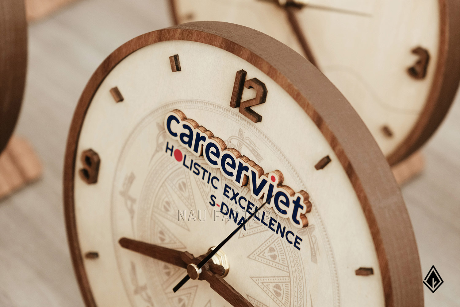 Gói trọn tri ân cùng CareerViet qua đồng hồ gỗ để bàn