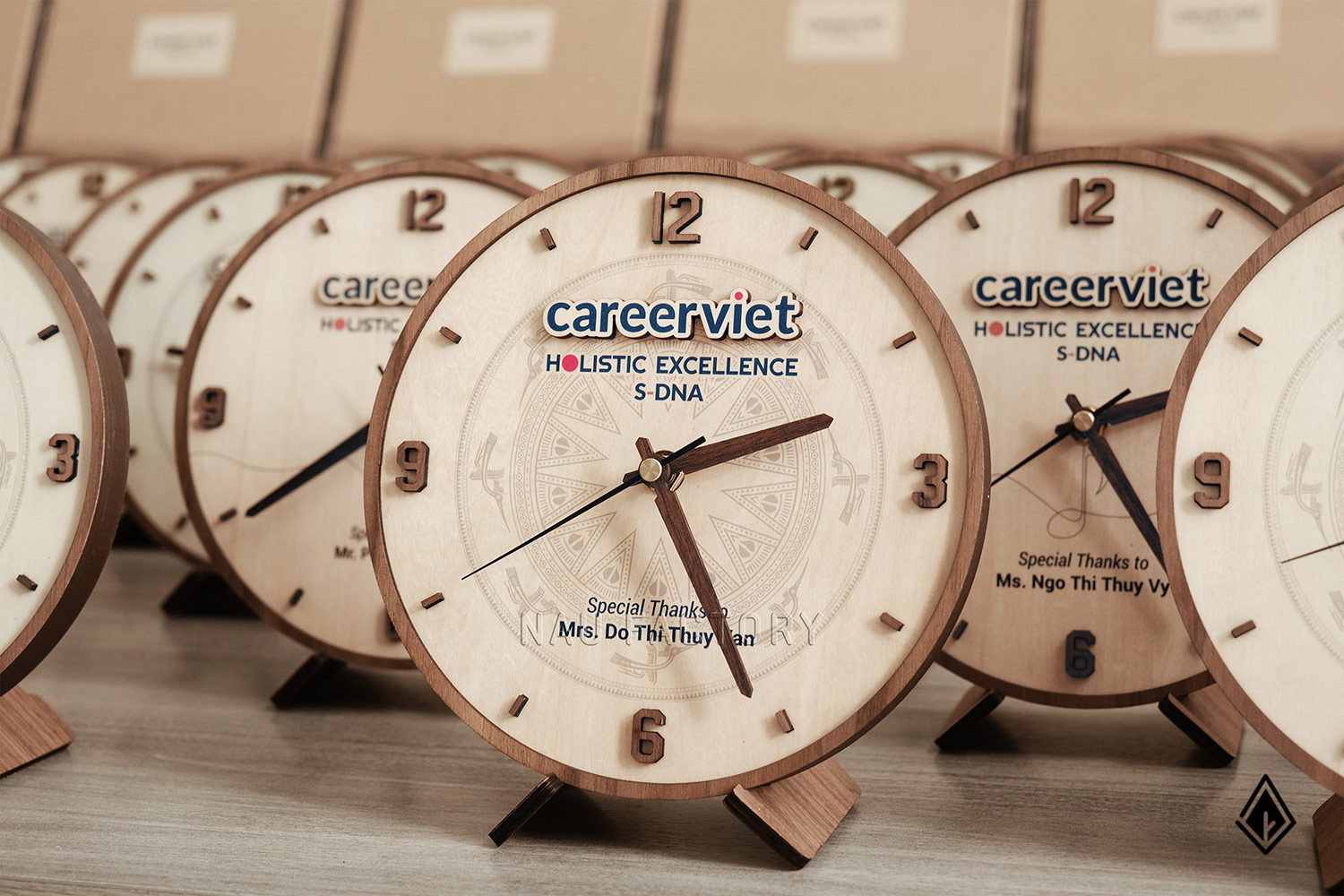 Gói trọn tri ân cùng CareerViet qua đồng hồ gỗ để bàn