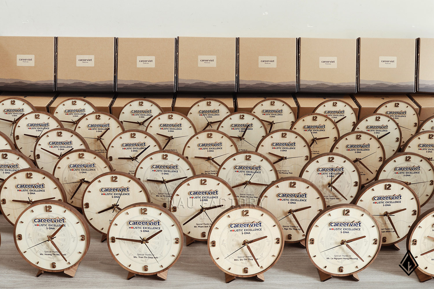 Gói trọn tri ân cùng CareerViet qua đồng hồ gỗ để bàn