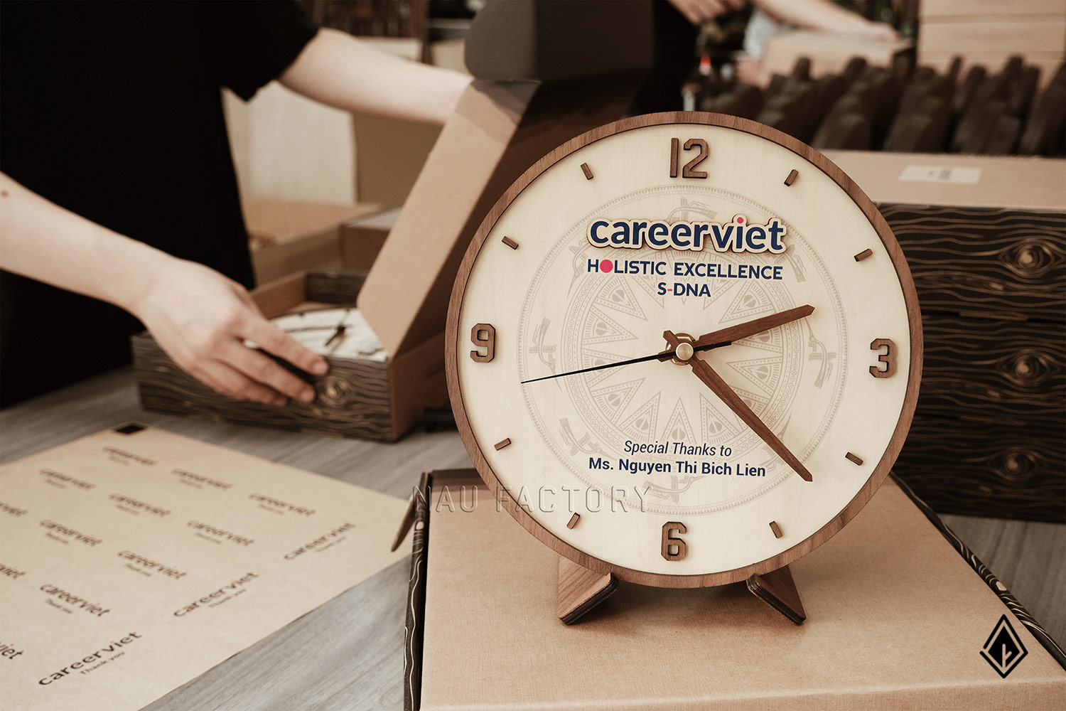 Gói trọn tri ân cùng CareerViet qua đồng hồ gỗ để bàn