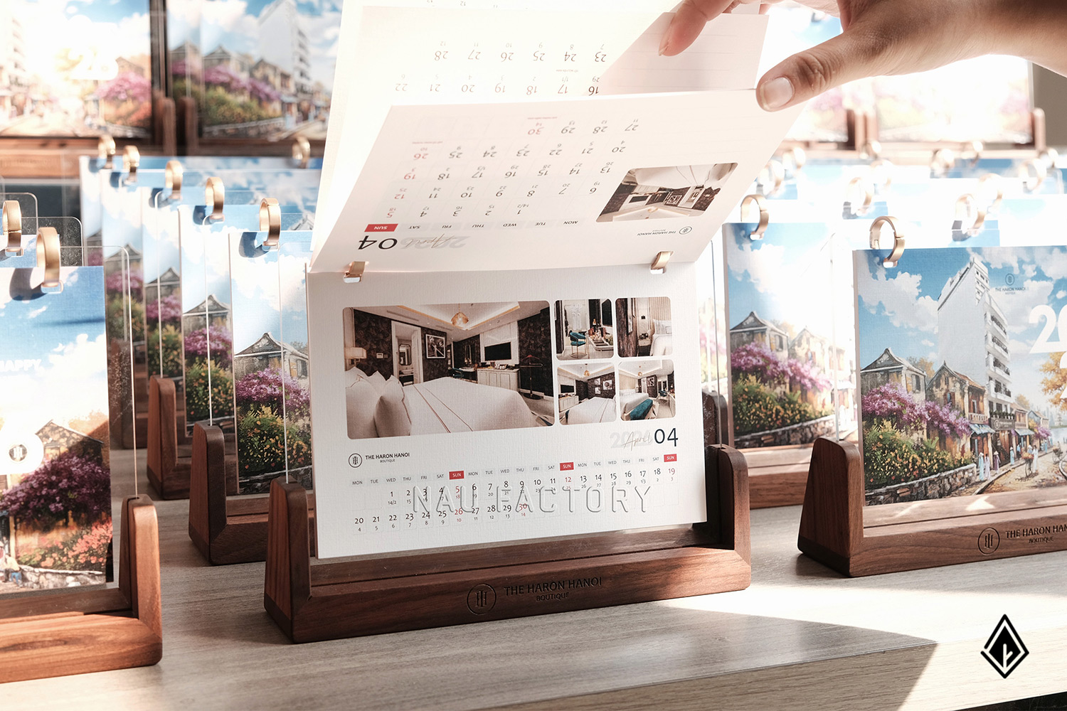 lịch gỗ chữ U