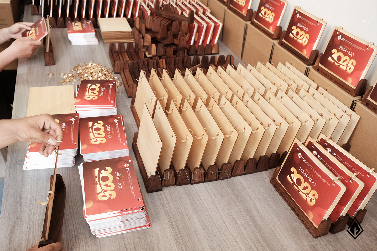 lịch gỗ chữ U