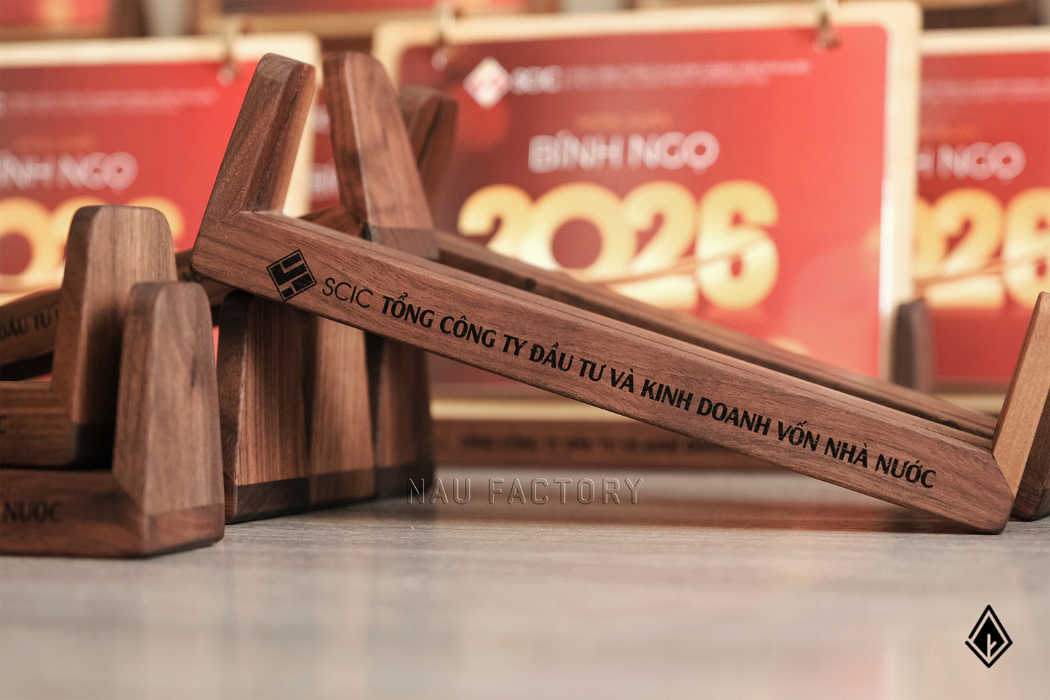 lịch gỗ chữ U