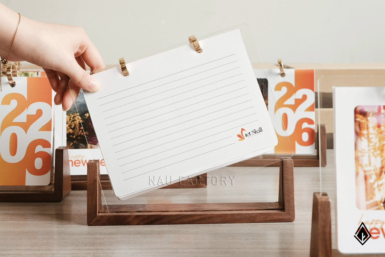 lịch gỗ chữ U