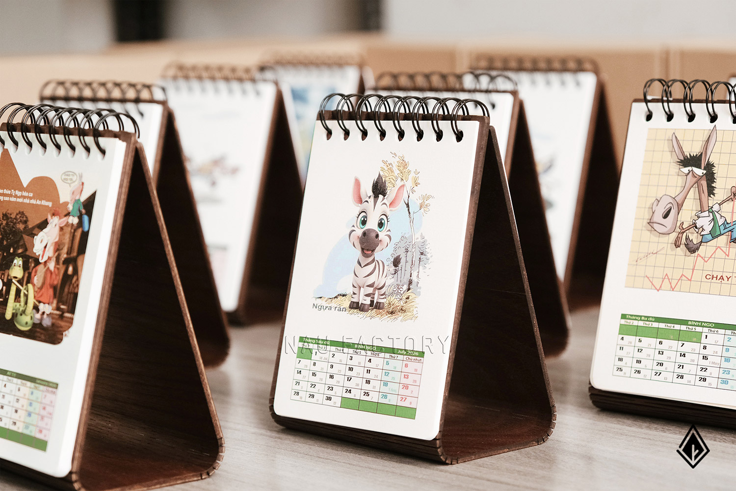 lịch gỗ form đứng