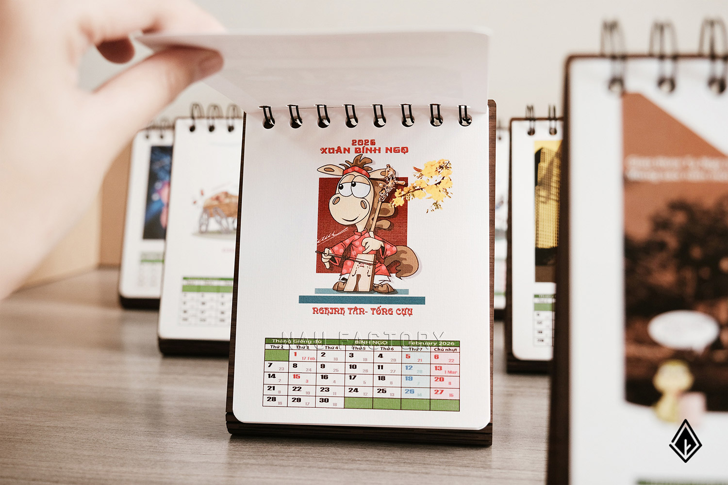 lịch gỗ form đứng