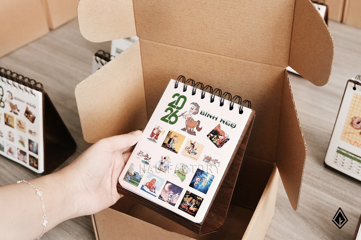 lịch gỗ form đứng