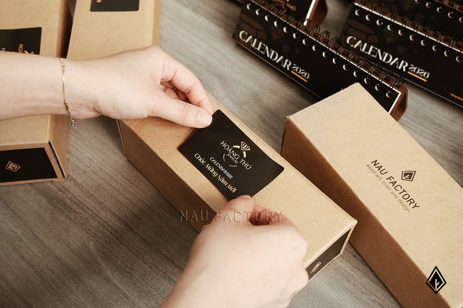 lịch gỗ form ngang