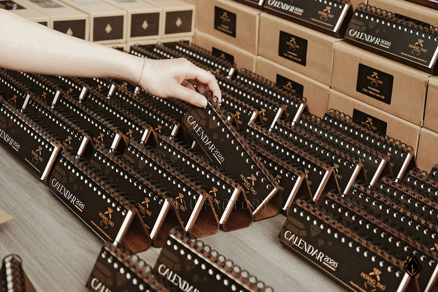 lịch gỗ form ngang