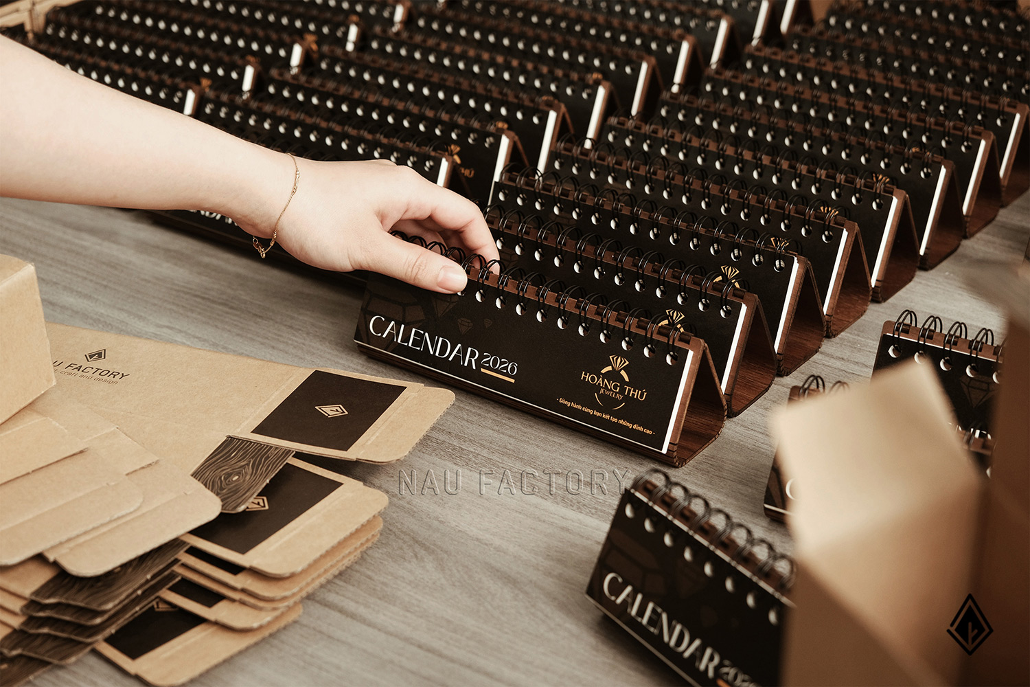 lịch gỗ form ngang