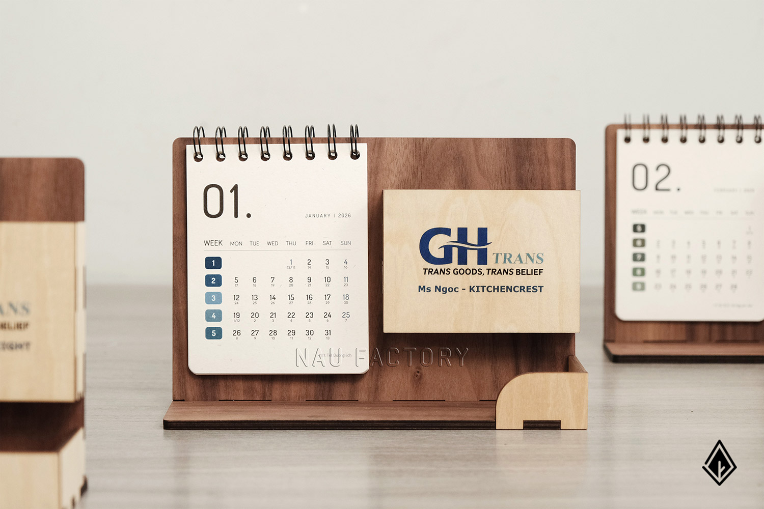 lịch gỗ khay bút