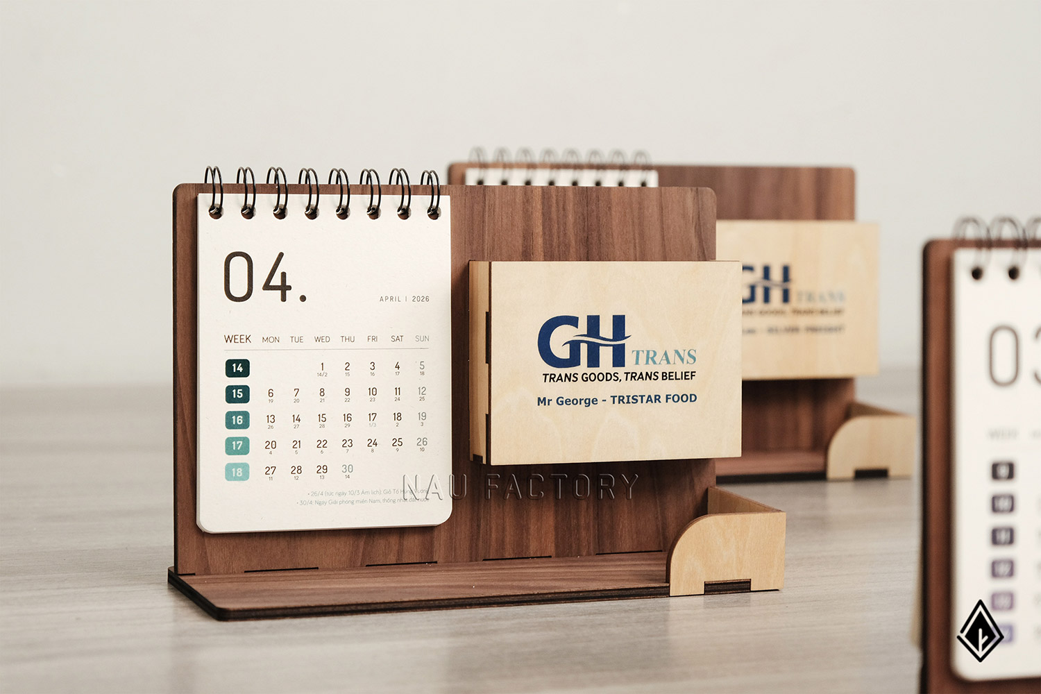 lịch gỗ khay bút