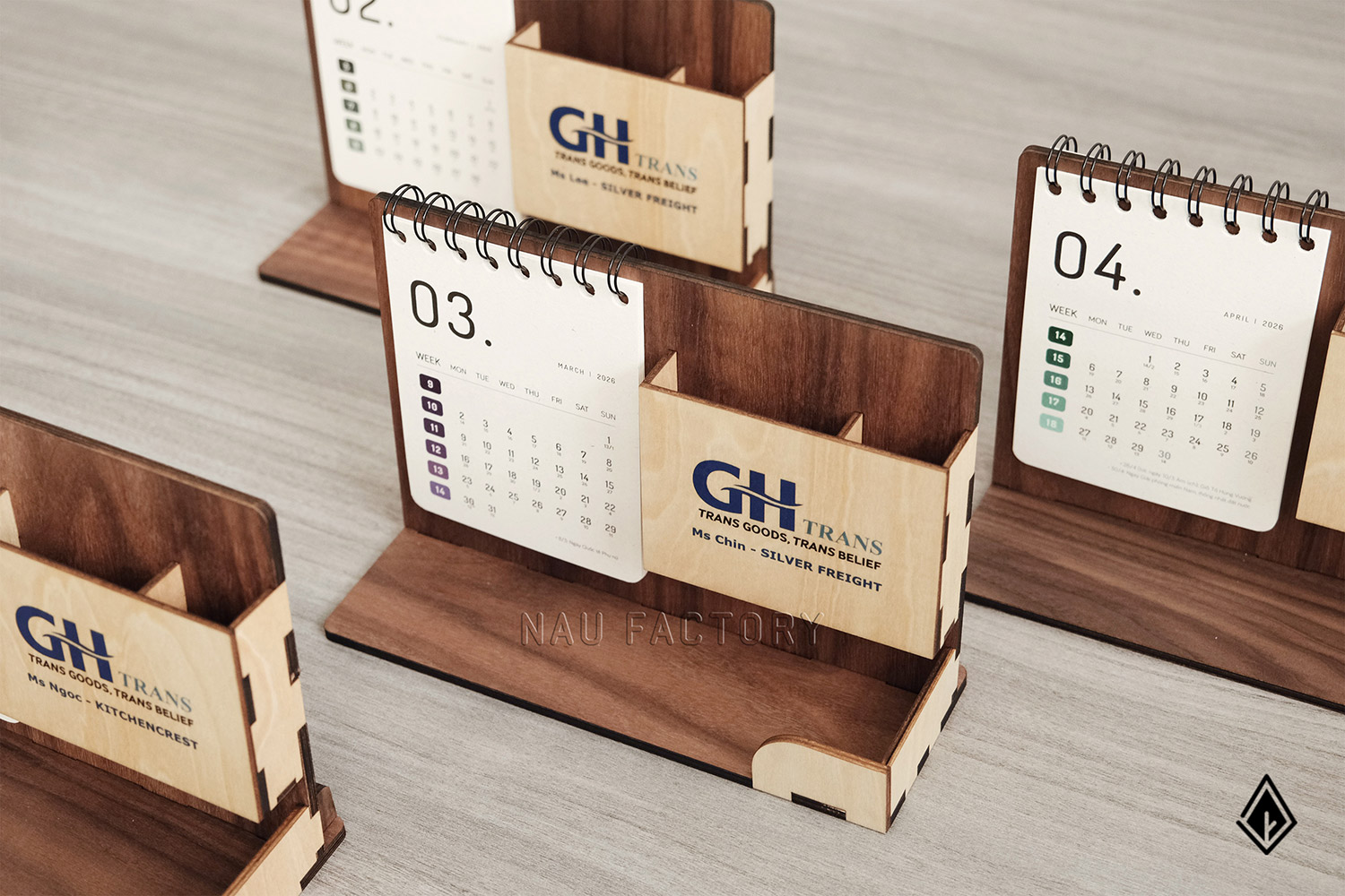 lịch gỗ khay bút