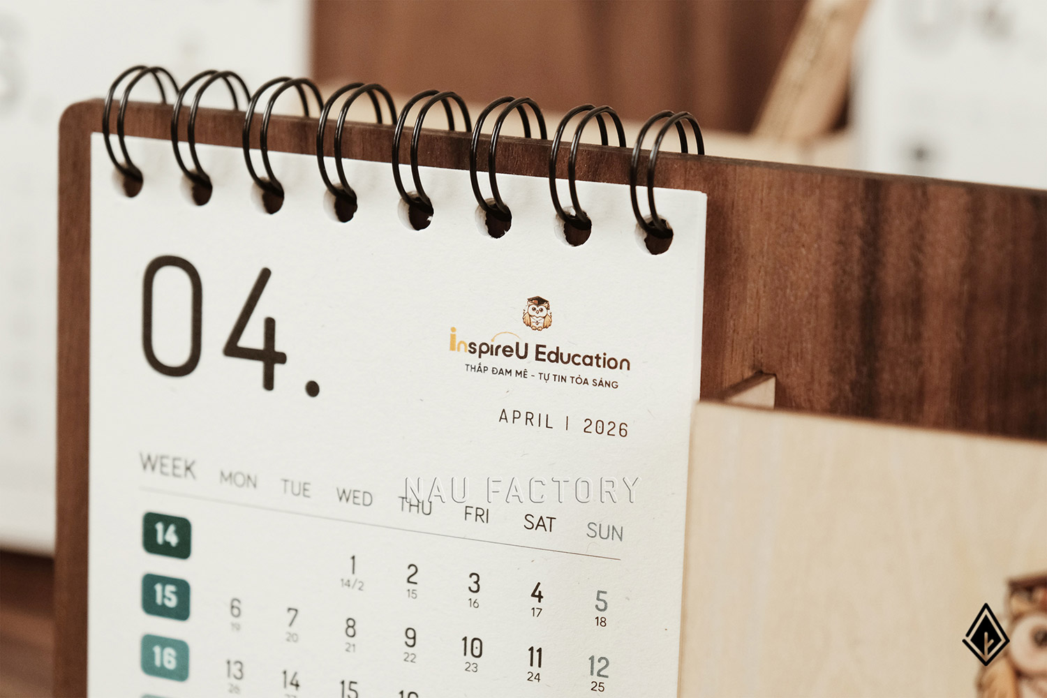 lịch gỗ khay bút