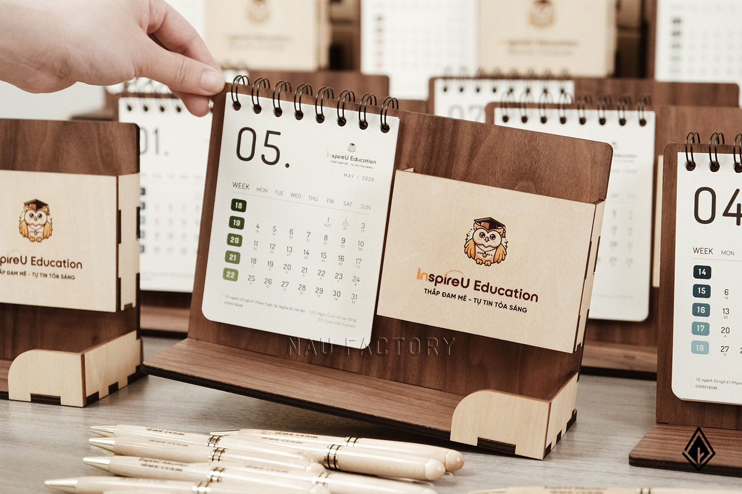 lịch gỗ khay bút