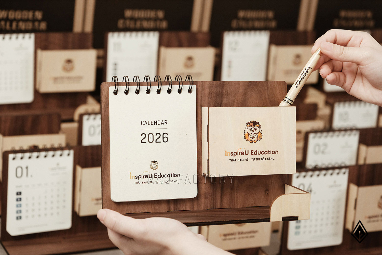 lịch gỗ khay bút