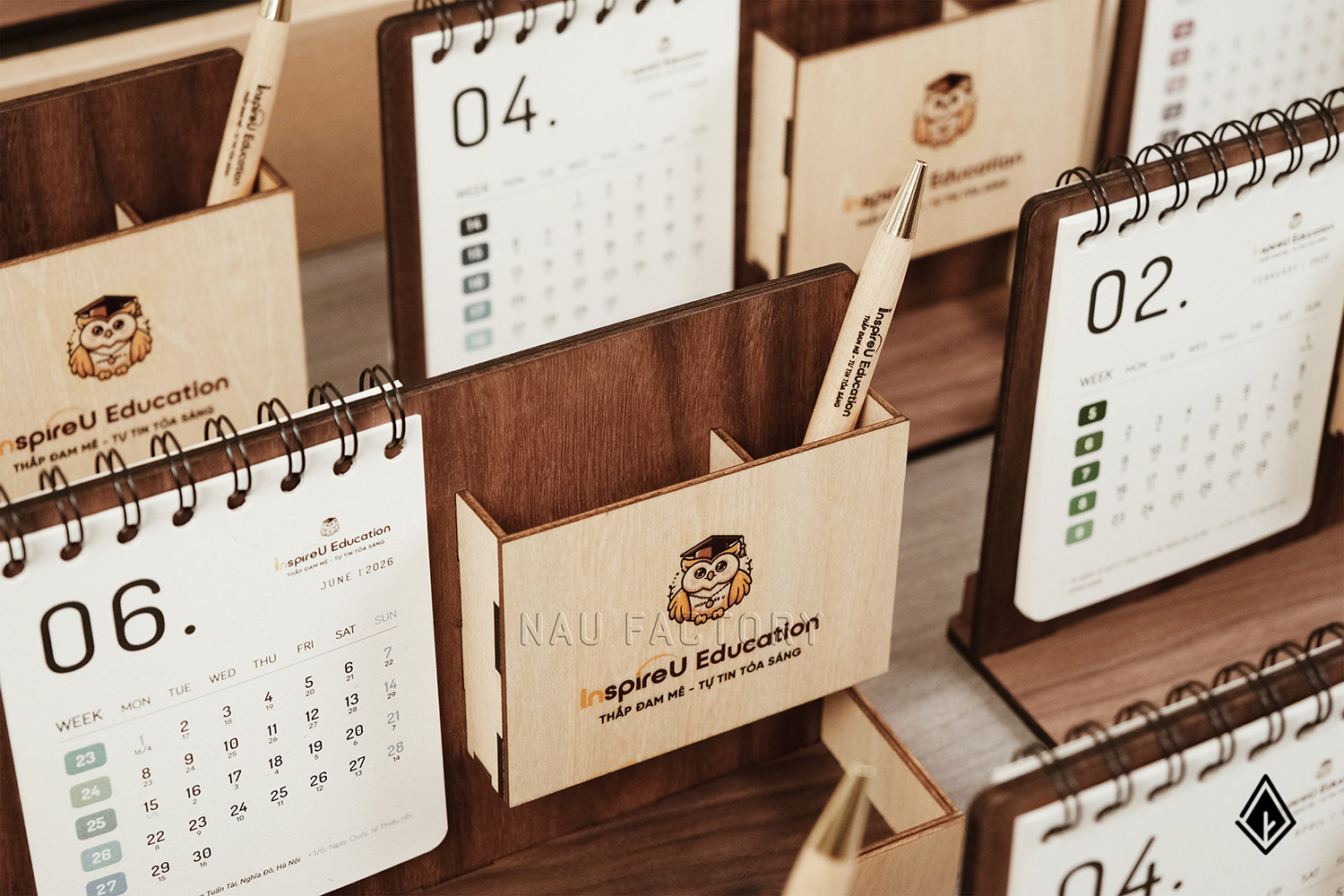 lịch gỗ khay bút