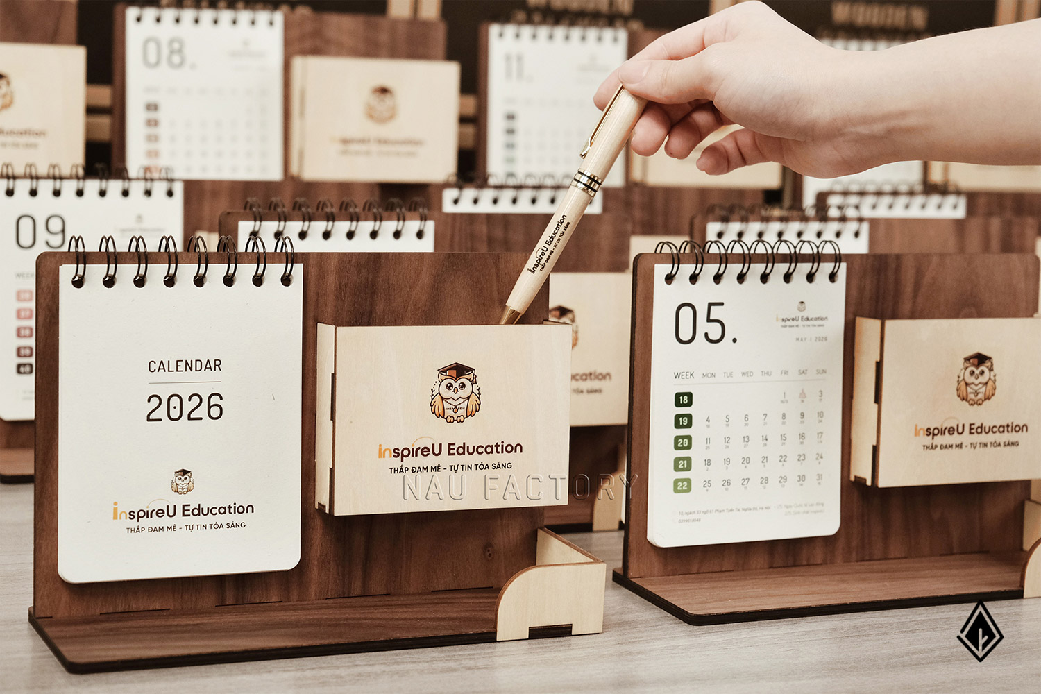 lịch gỗ khay bút