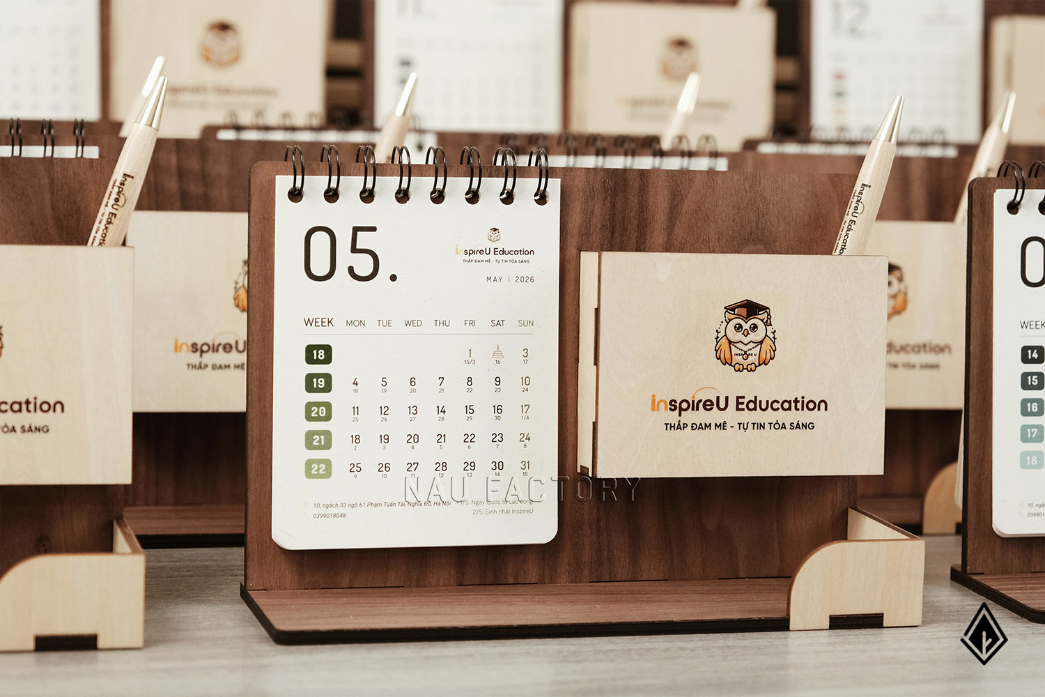 lịch gỗ khay bút