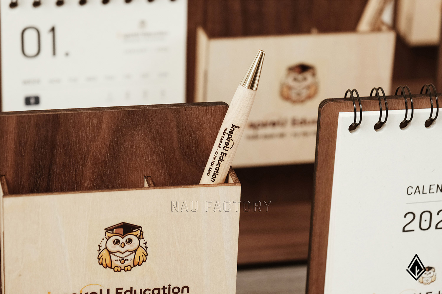 lịch gỗ khay bút