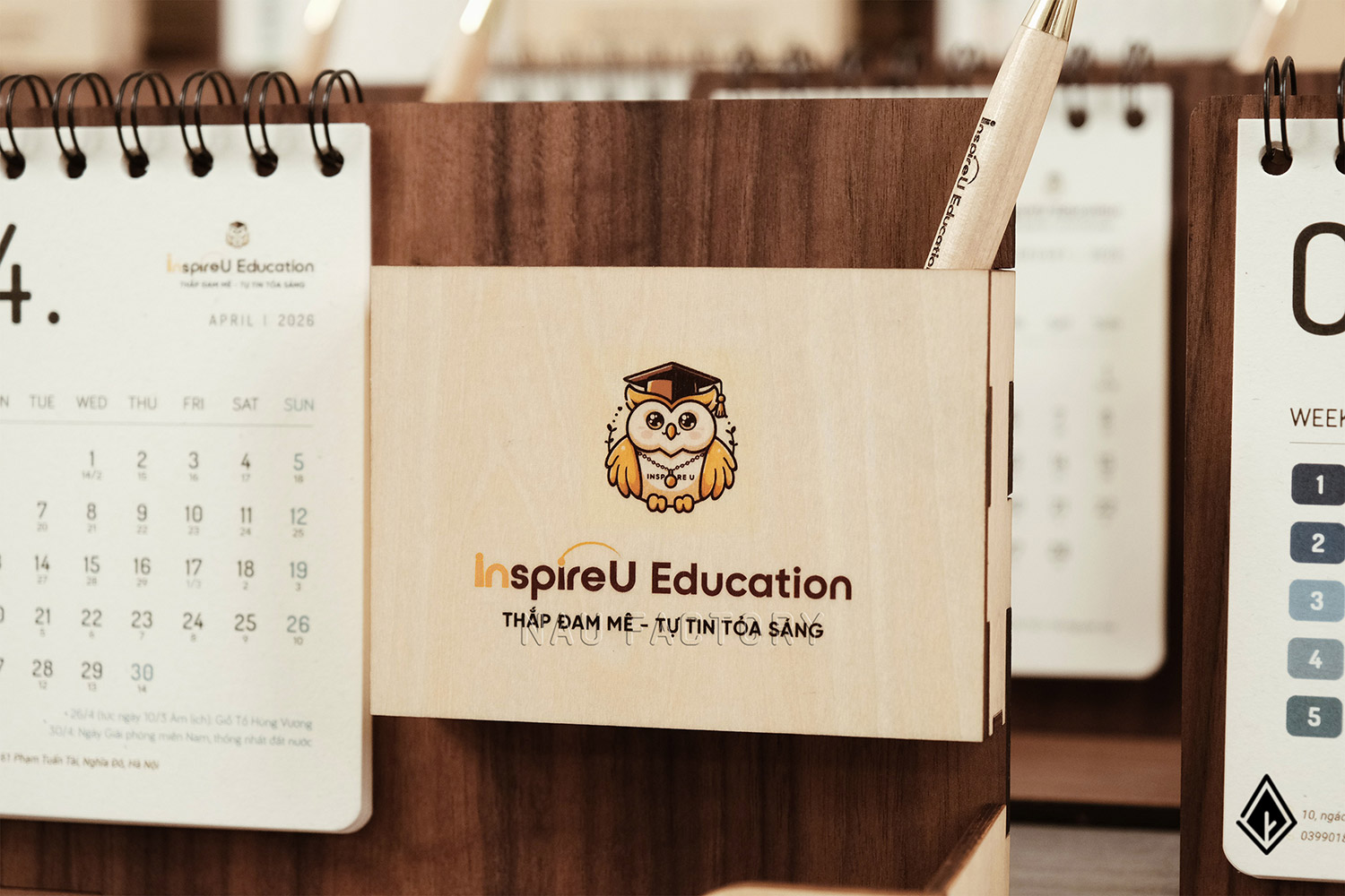 lịch gỗ khay bút