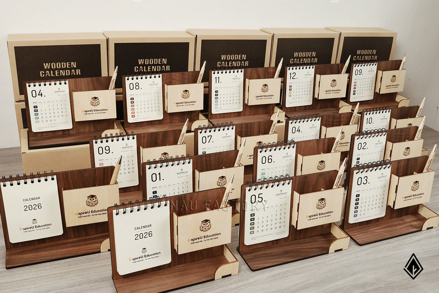 lịch gỗ khay bút