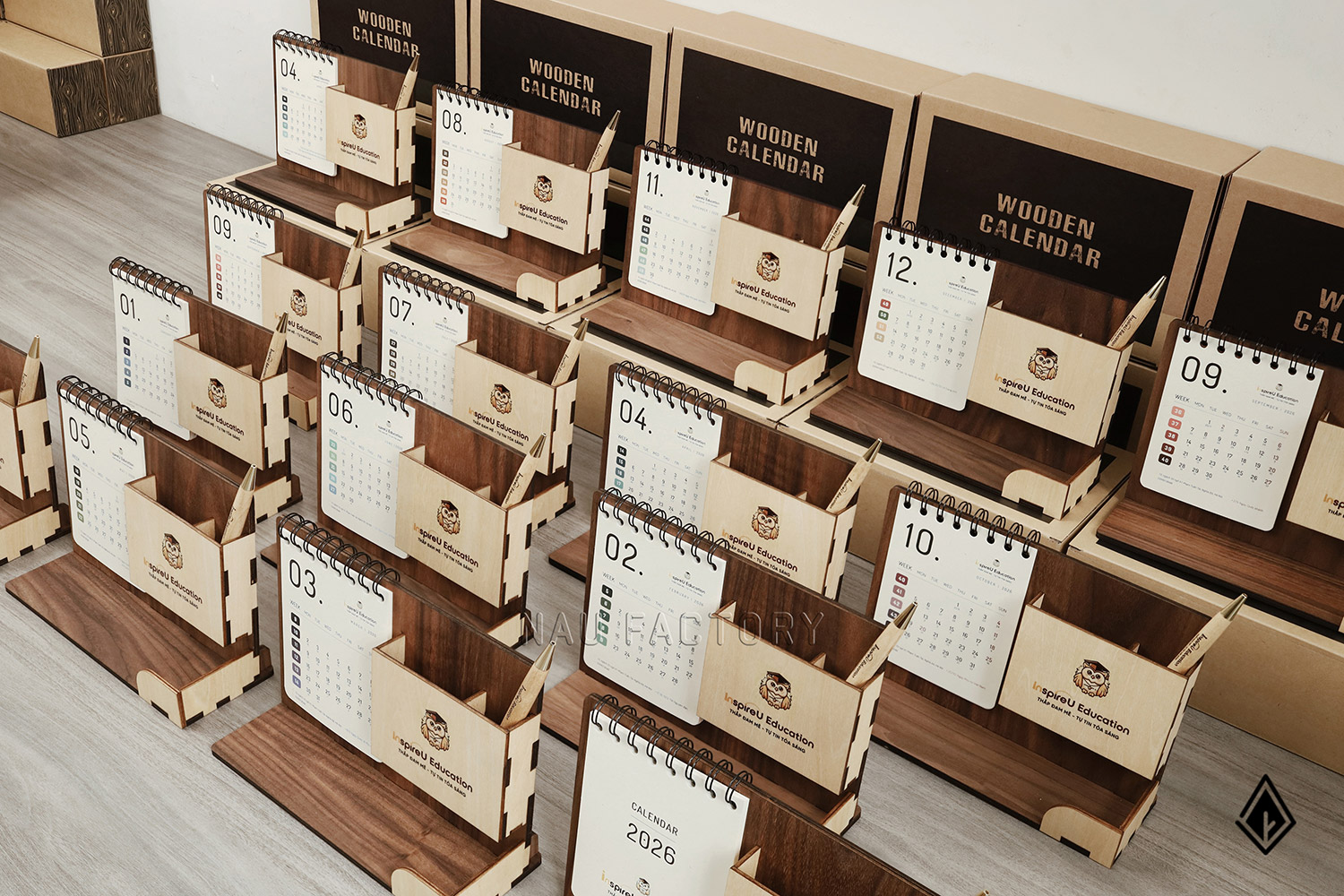 lịch gỗ khay bút