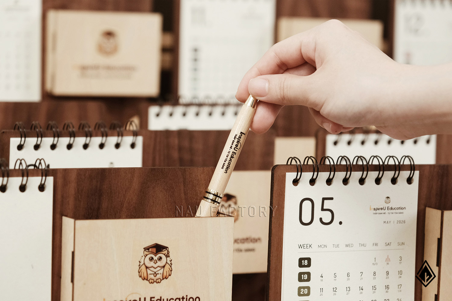 lịch gỗ khay bút