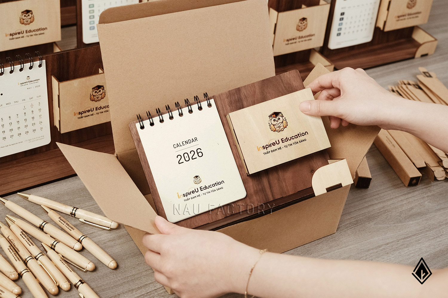 lịch gỗ khay bút