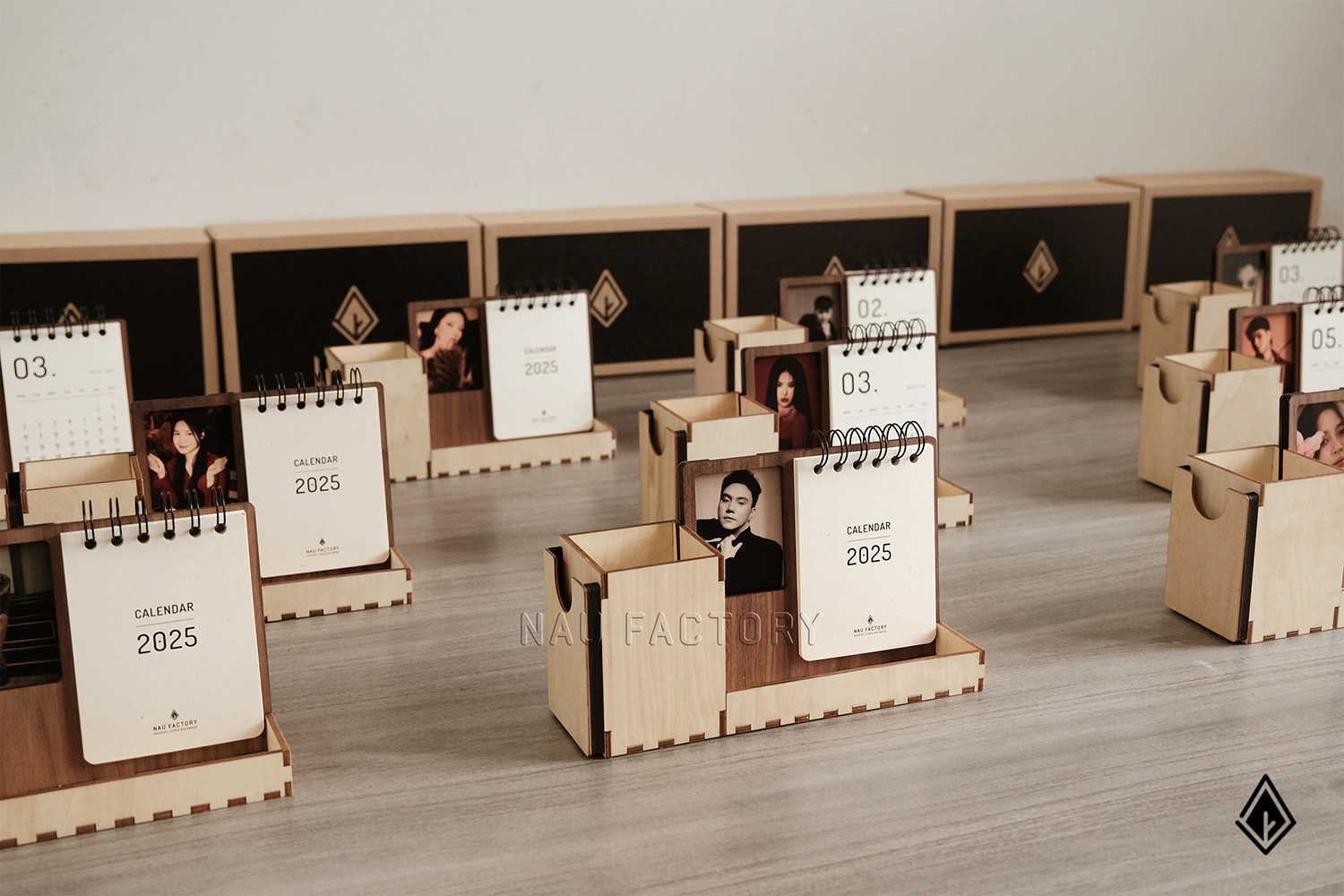 lịch gỗ khung ảnh