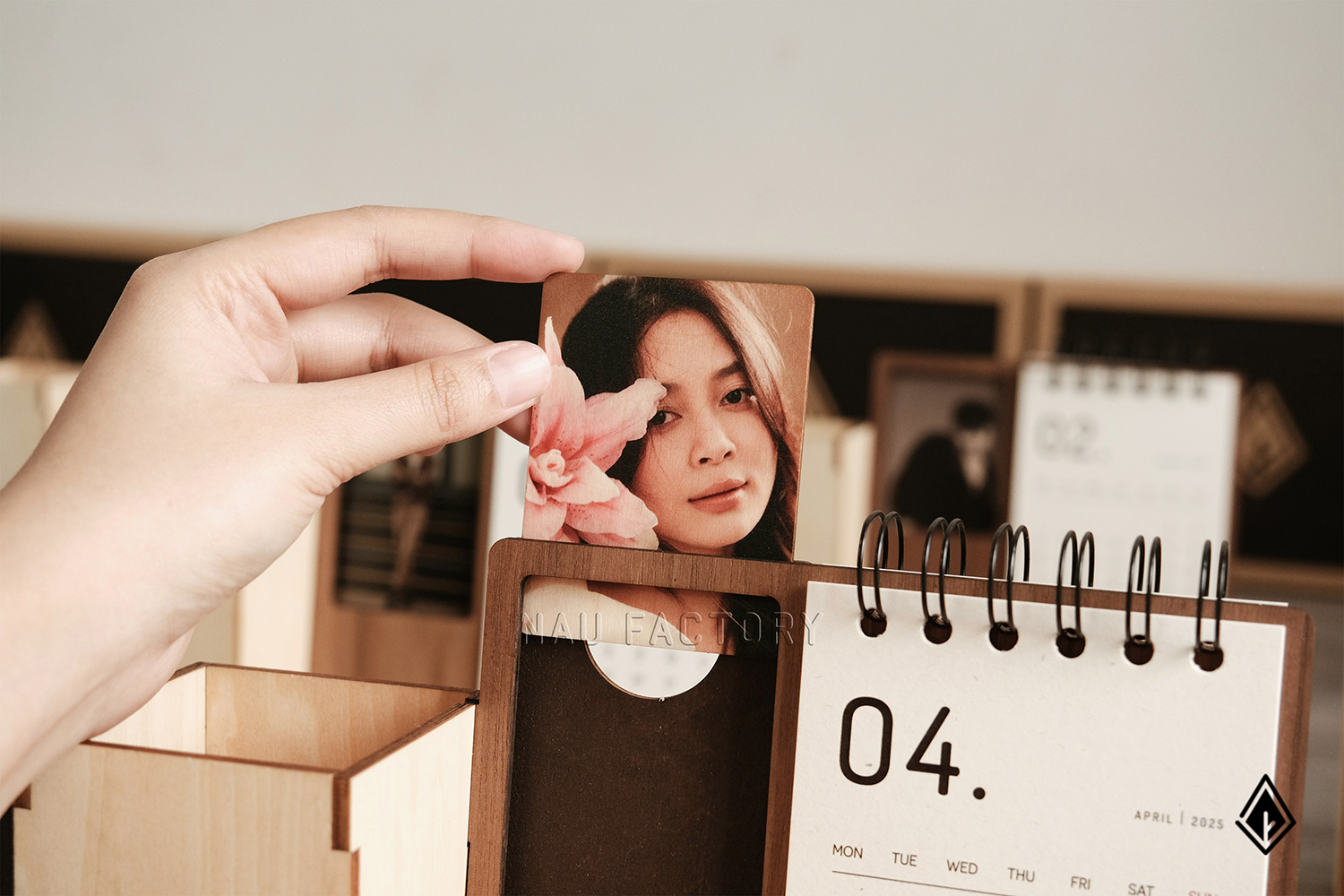 lịch gỗ khung ảnh