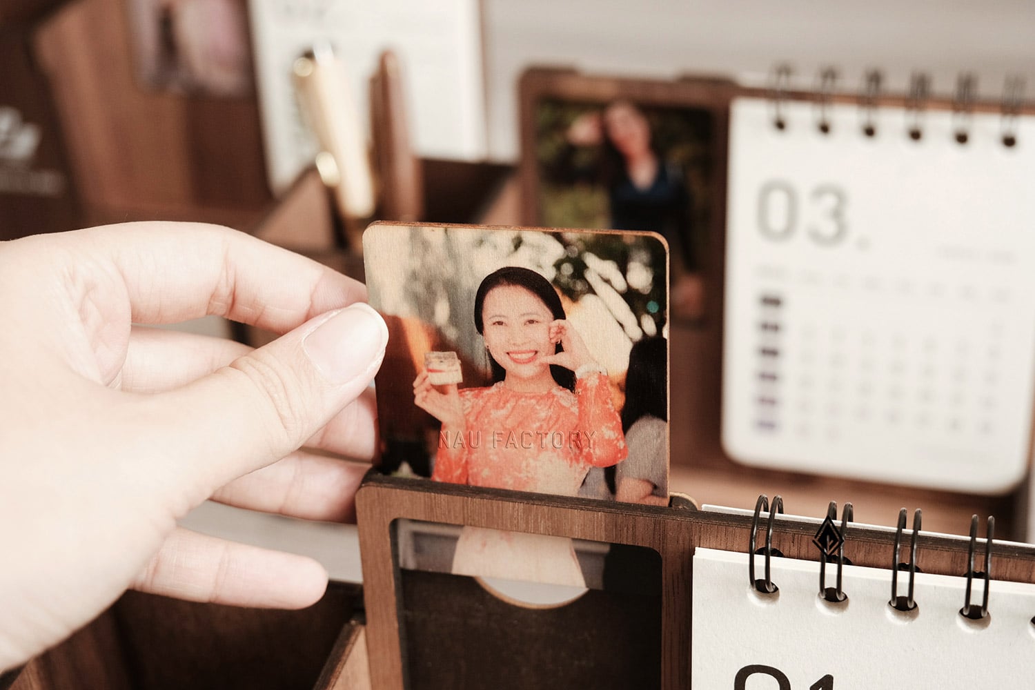 lịch gỗ khung ảnh