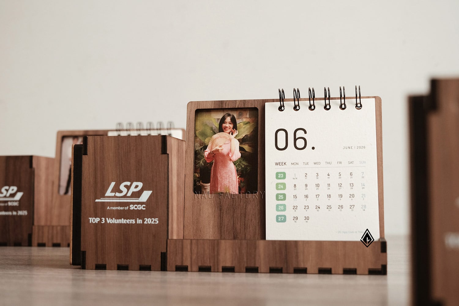 lịch gỗ khung ảnh