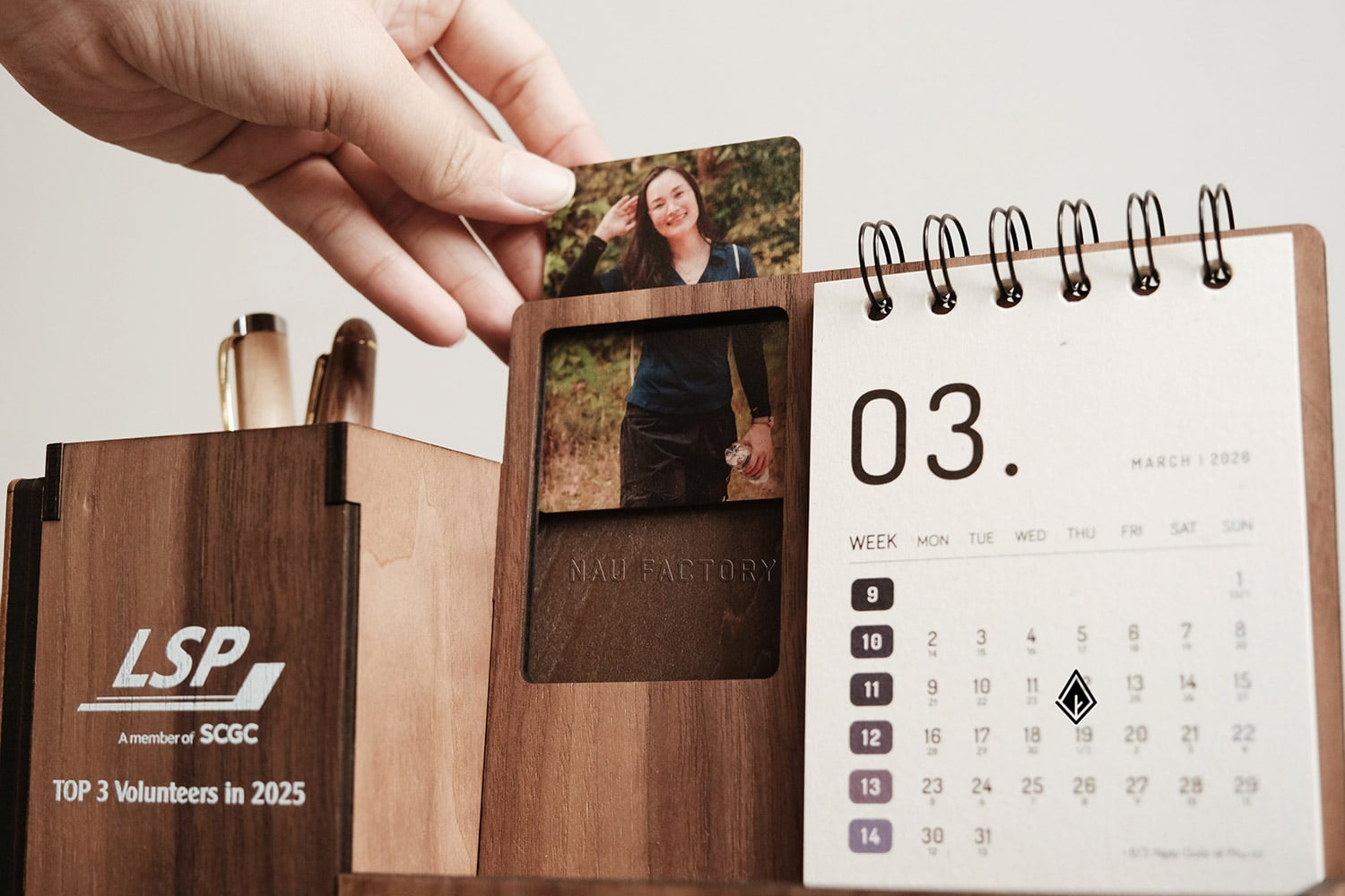 lịch gỗ khung ảnh