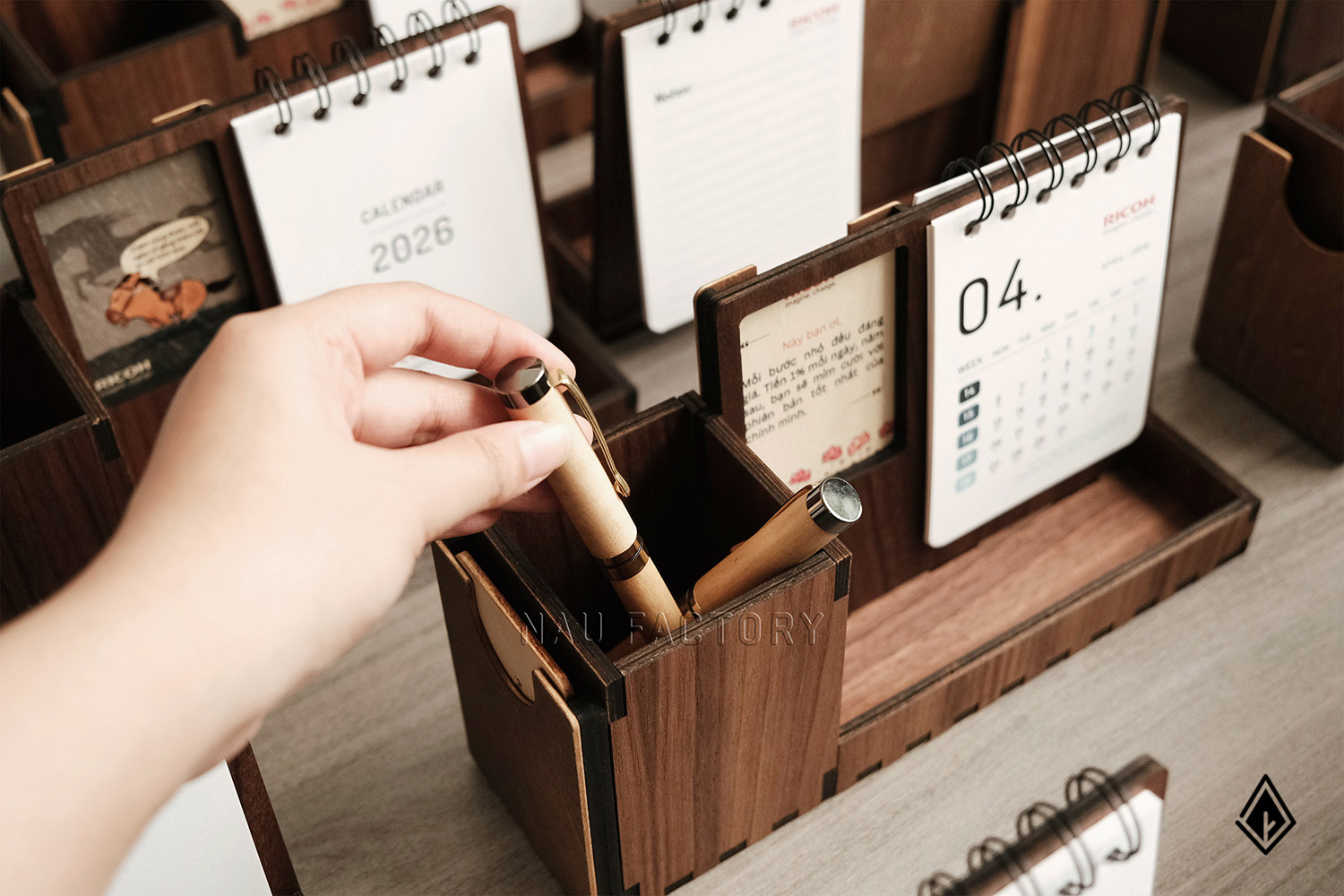 lịch gỗ khung ảnh