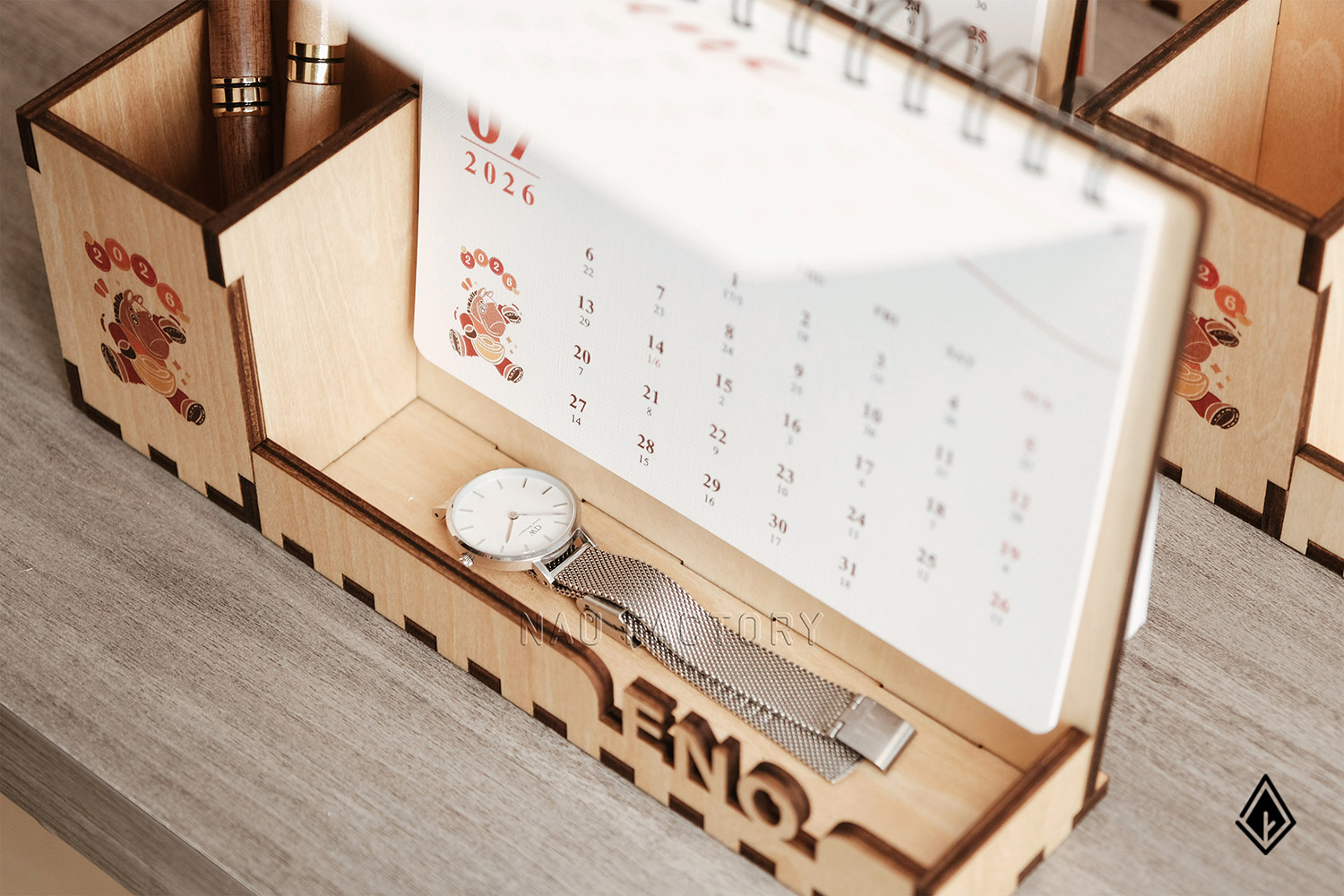 lịch gỗ hộp bút