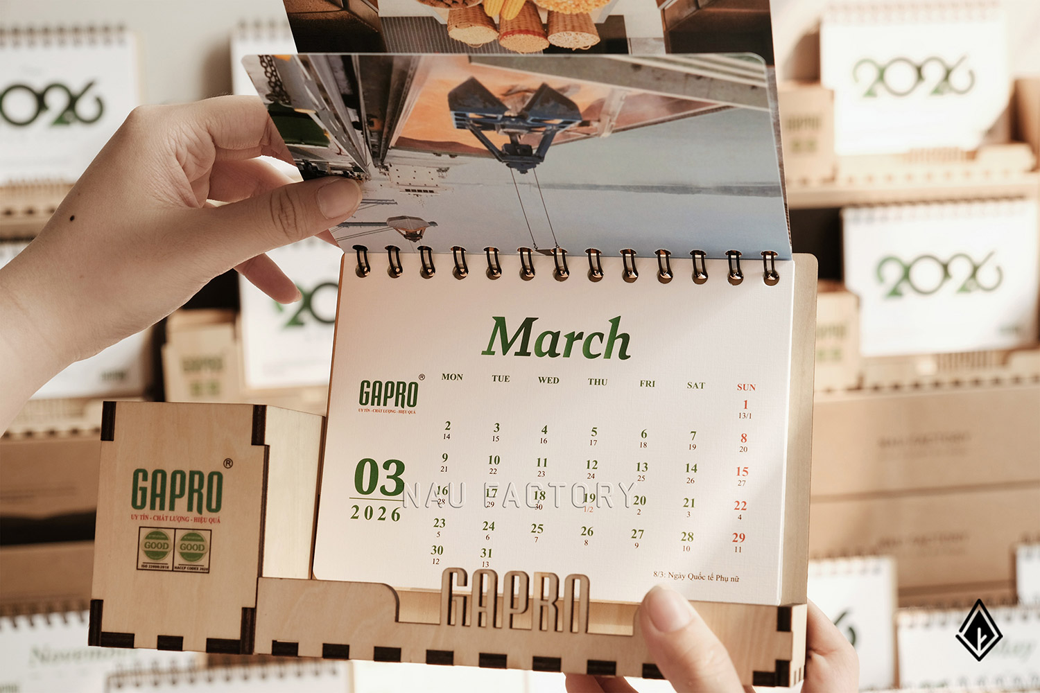 lịch gỗ hộp bút