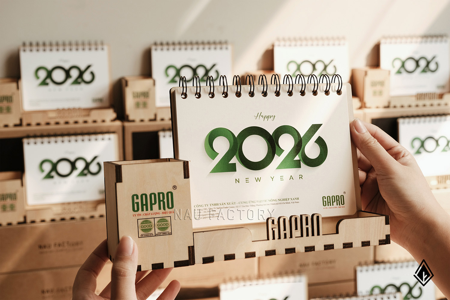 lịch gỗ hộp bút