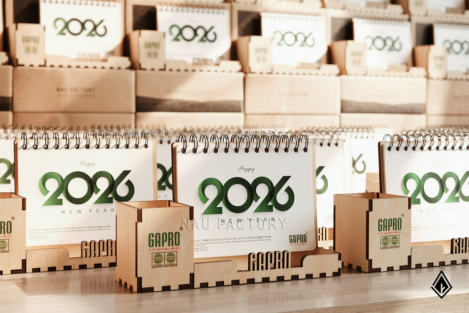 lịch gỗ hộp bút