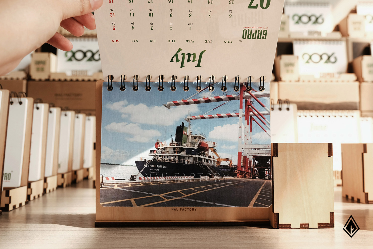 lịch gỗ hộp bút