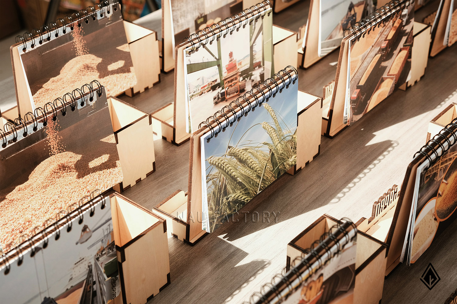 lịch gỗ hộp bút