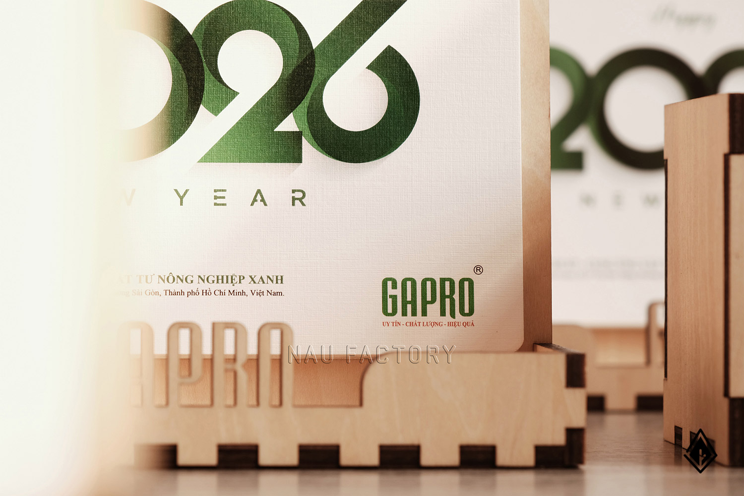 lịch gỗ hộp bút