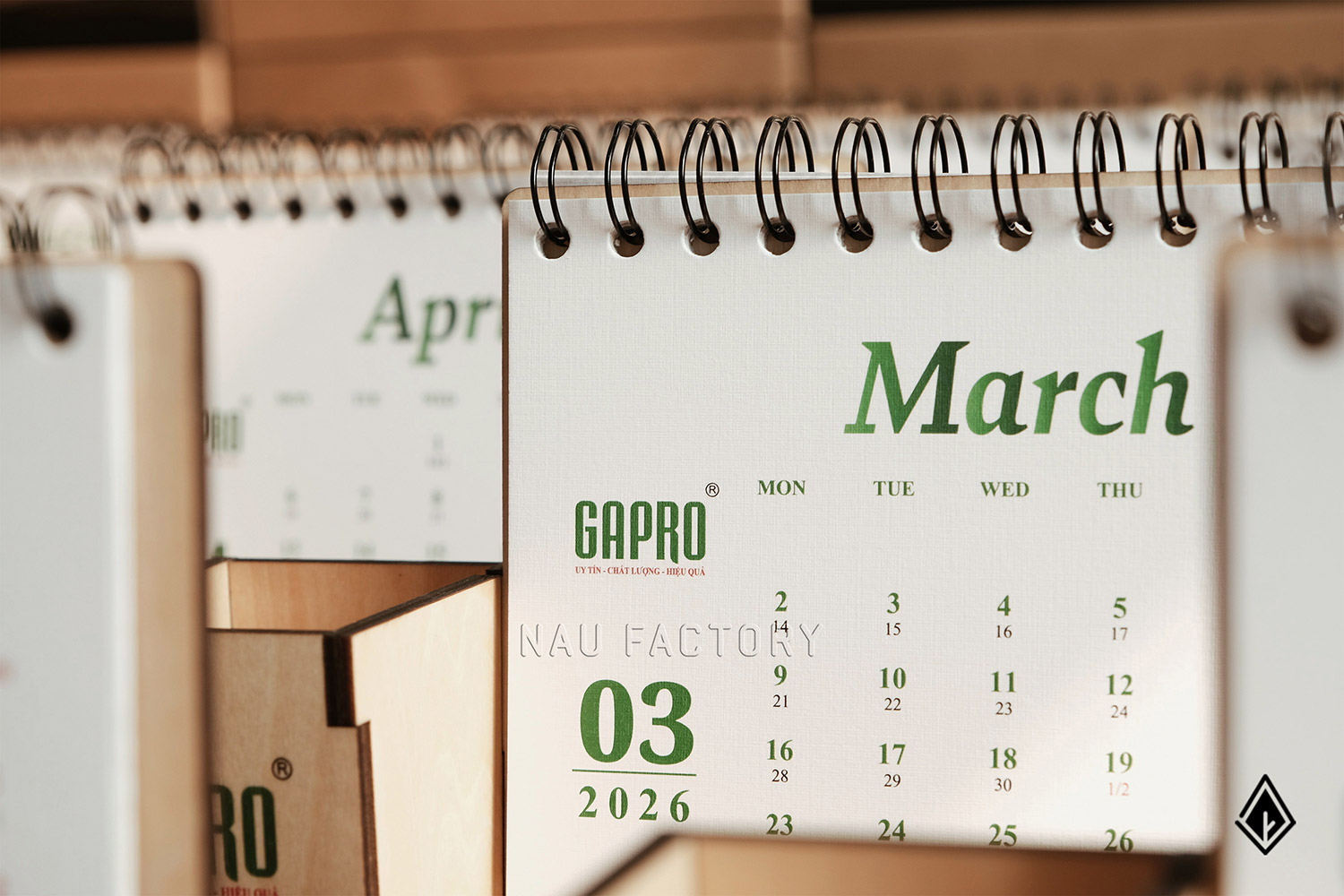 lịch gỗ hộp bút