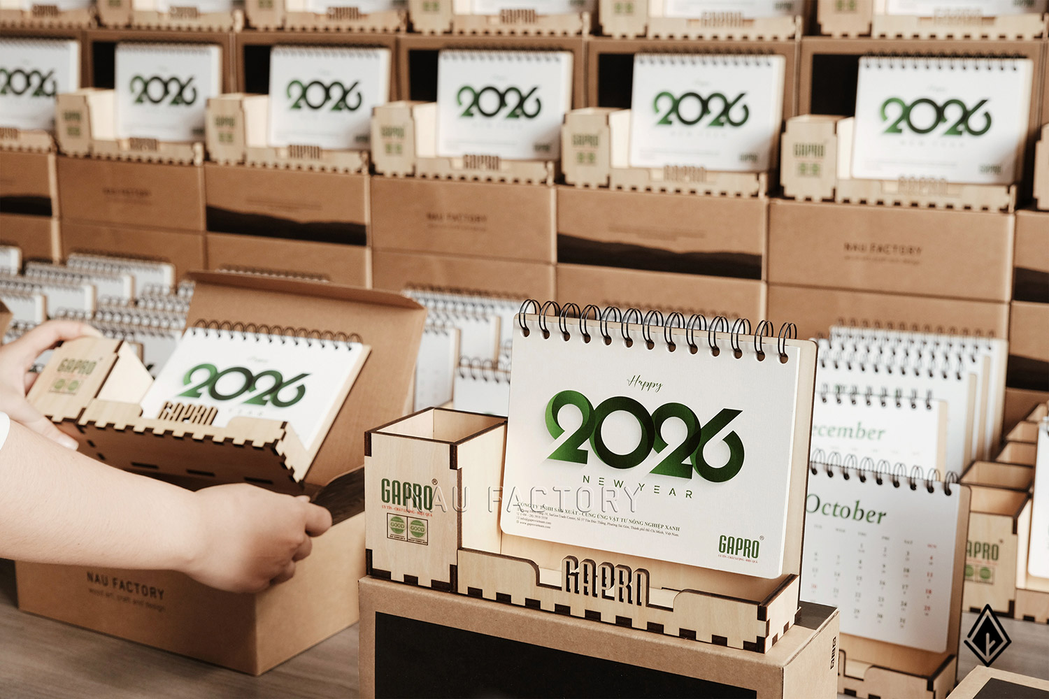 lịch gỗ hộp bút