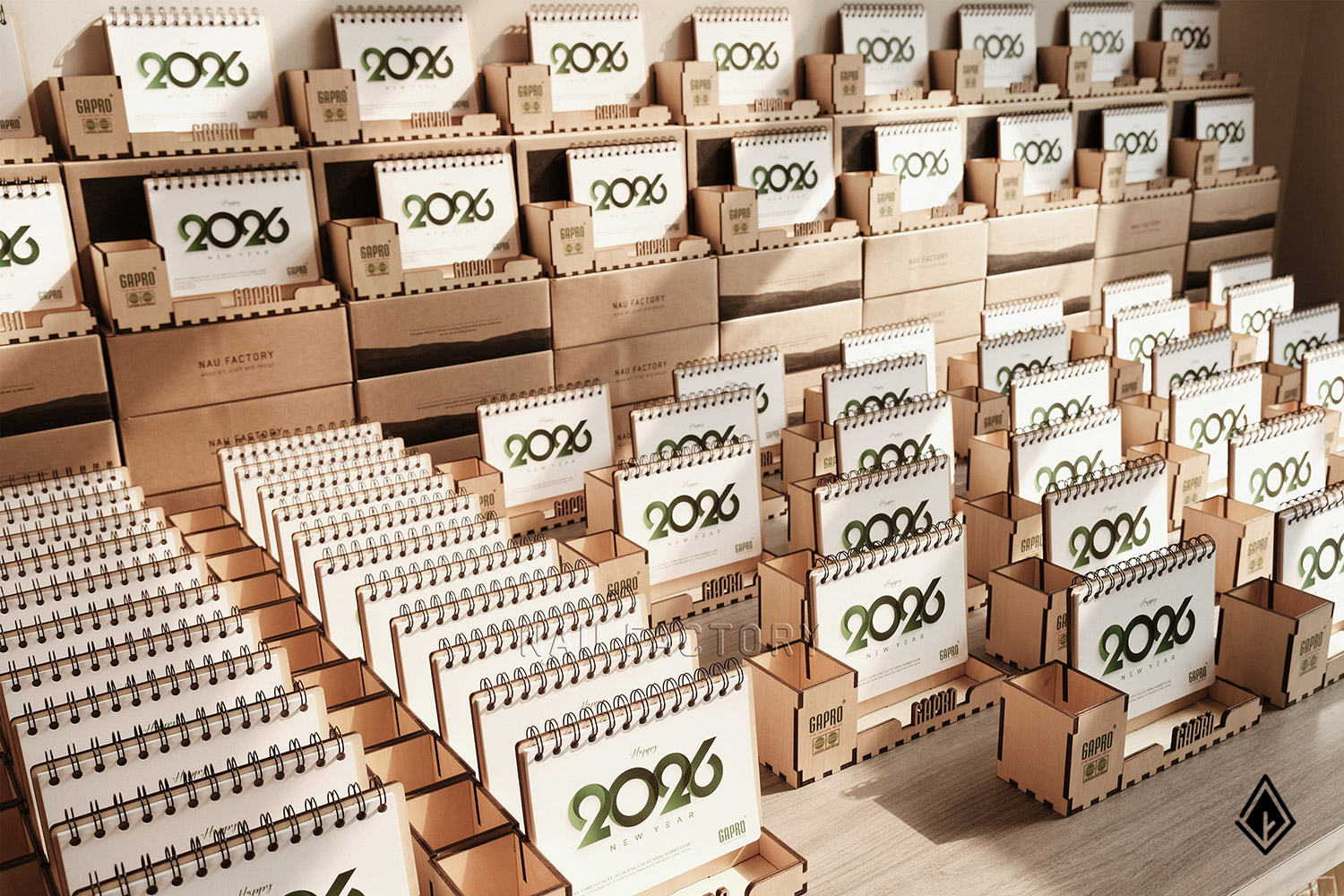 lịch gỗ hộp bút