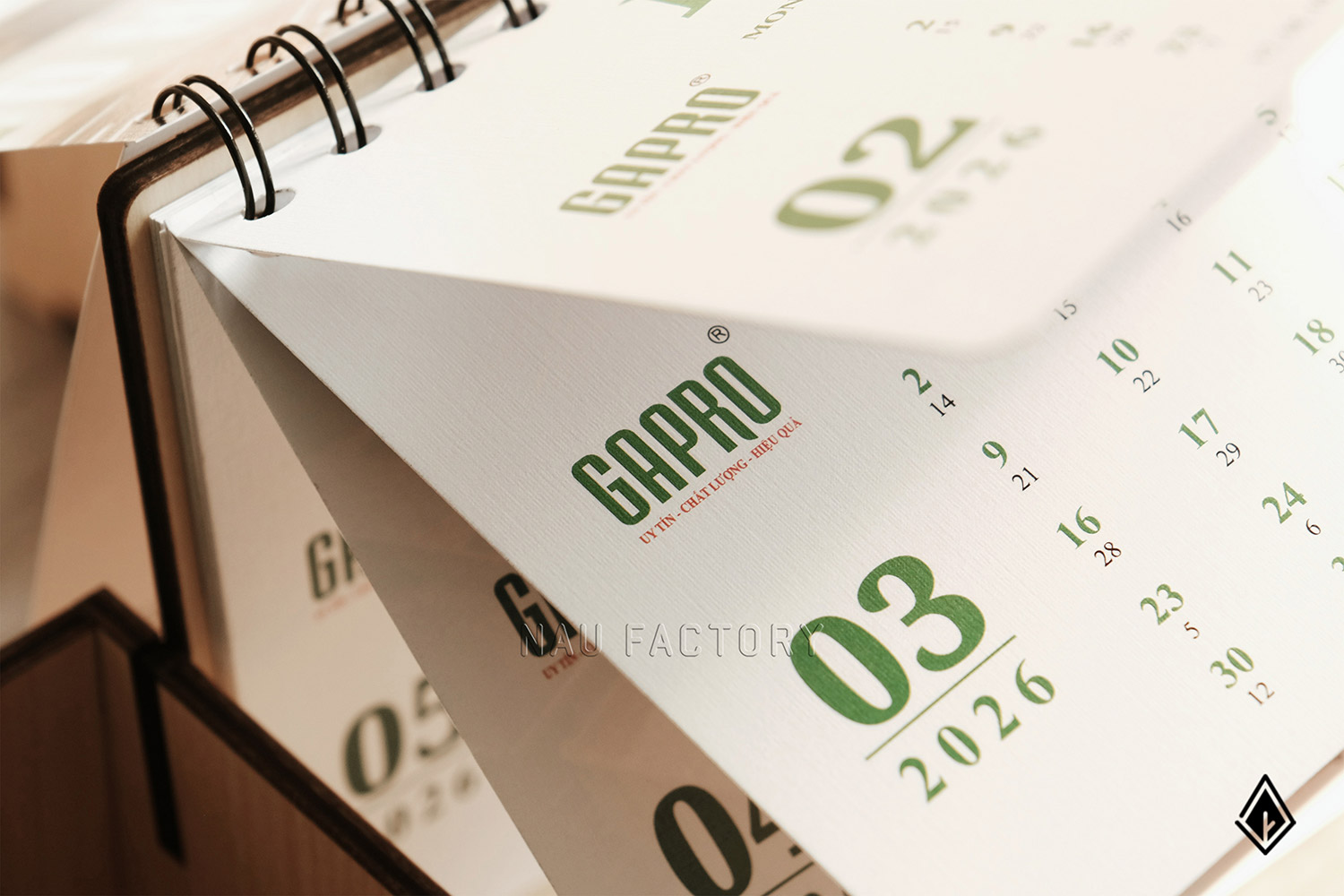 lịch gỗ hộp bút