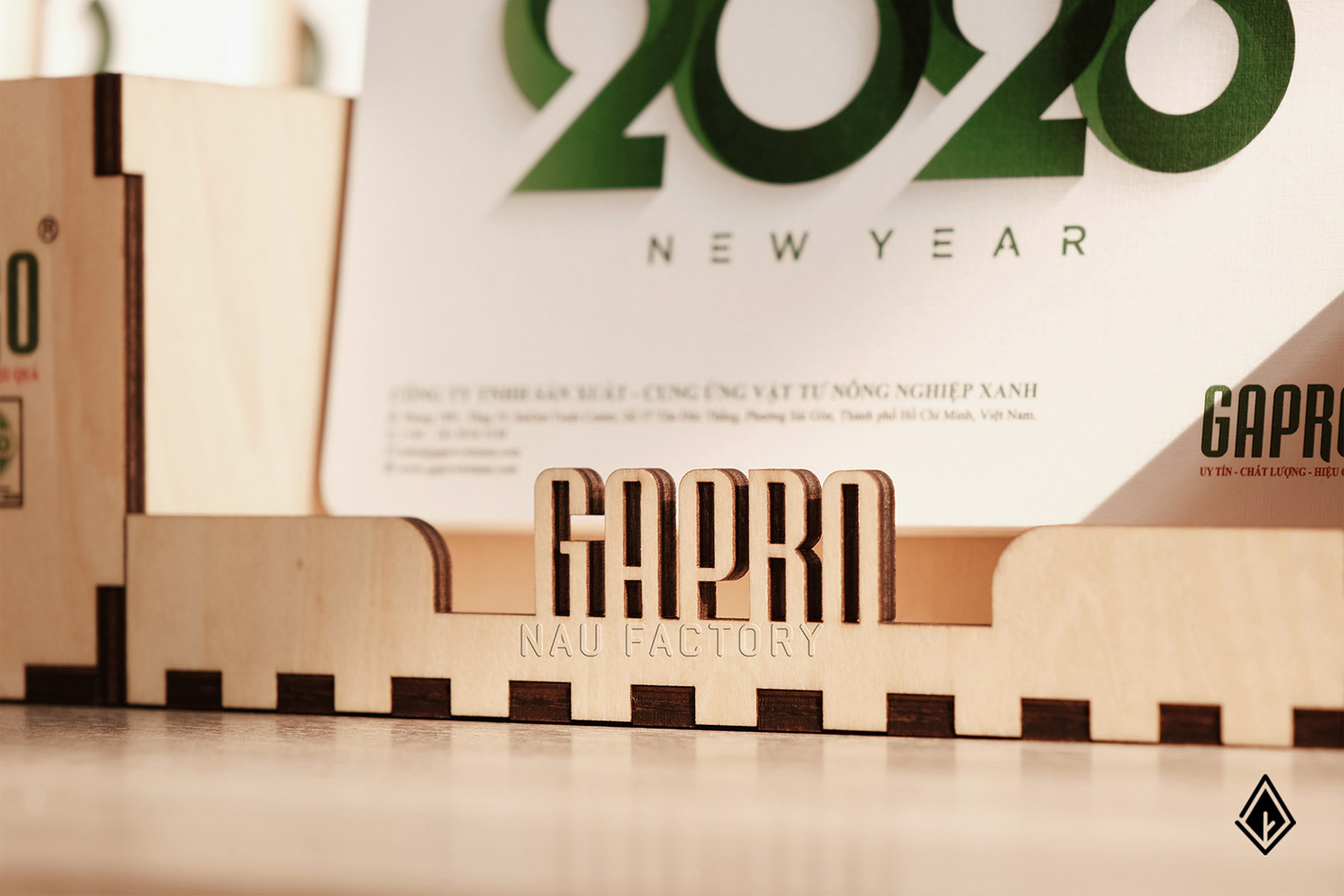 lịch gỗ hộp bút