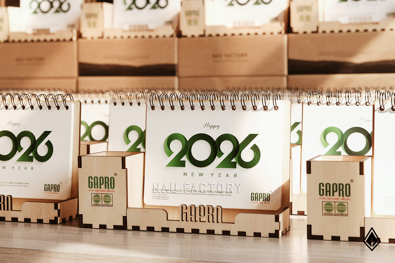 lịch gỗ hộp bút